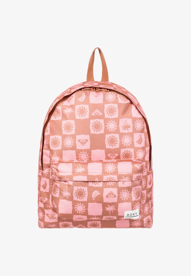 Ružový batoh so vzorom a geometrickým dizajnom, ktorý má motívy slnka a srdca, hlavný zipsový oddiel a prednú kapsu. Viditeľná značka Roxy.