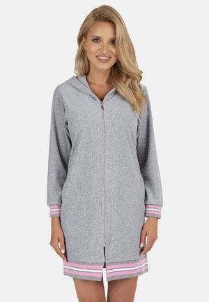 Abito felpa grigio con zip, realizzato in tessuto morbido, con maniche lunghe, una zip frontale e accenti a righe rosa e bianche sui polsini e sull'orlo.