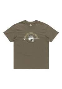Camiseta de algodón verde oliva con cuello redondo. Presenta un gráfico central con una calavera, plantas y el texto "Quiksilver" en amarillo y negro.