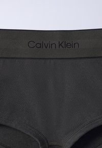 Μαύρα εσώρουχα Calvin Klein με ελαστική μέση που φέρει διακριτικό λογότυπο Calvin Klein σε αντίστοιχο μαύρο νήμα.