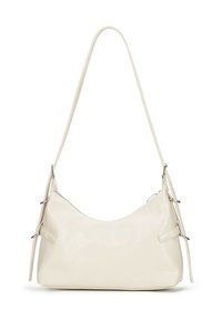 Cremfarbene Schultertasche aus strukturiertem Lederimitat. Geschwungene Form mit silbernen Hardware-Akzenten und einem einzelnen verstellbaren Tragegurt.