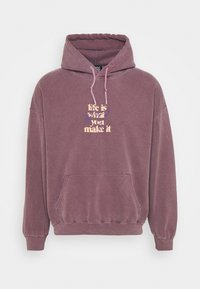 Rento huppari haalistuneessa mauve-värissä, jossa on edessä kengurupocket. Varustettu naruhupulla ja kermanväristä ja purppurasta painettua tekstiä "elämä on sitä, mitä siitä teet".