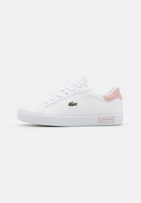 Sneaker bianche con una tomaia in pelle liscia, dettagli rosa sul tallone, un logo coccodrillo ricamato verde e una suola in gomma.