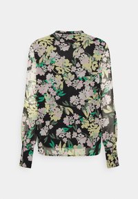 Blusa preta com padrão floral, feita de um tecido transparente com flores em rosa claro e verde, mangas longas e decote redondo.
