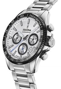 Montre-bracelet chronographe avec un boîtier et un bracelet en métal argenté, un cadran blanc, une lunette noire et trois sous-cadrans avec des accents bleus pour le chronométrage.