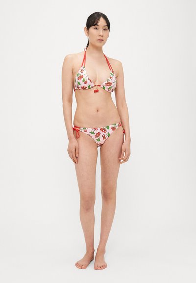 Zestaw bikini na różowym tle z nadrukiem wiśni. Wiązany na szyi i po bokach, z małym ozdobnym zawieszonym elementem na górze.