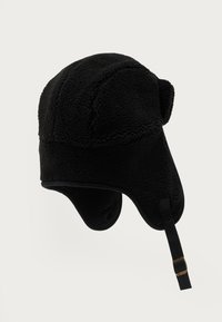 Căciulă din fleece neagră, cu pliuri pentru urechi, având un material texturat, formă rotundă și curea ajustabilă pentru bărbie.