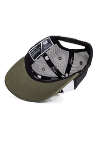 Gorro verde y negro con visera curveada, interior de malla y etiquetas de tela. Presenta un acabado texturizado y un diseño de seis paneles.