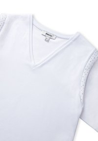 Witte katoenen T-shirt met een V-hals ontwerp. Mouwen zijn versierd met een rij kleine, heldere rhinestones langs de schoudernaden. Zachte textuur.
