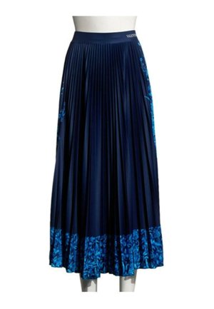 Falda midi plisada azul marino con un estampado floral en azul más claro a lo largo del dobladillo y los laterales, sobre un maniquí blanco.