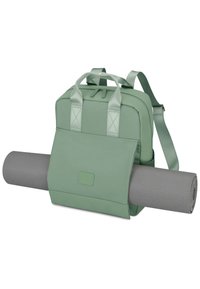 Zöld szövet hátizsák dupla fogantyúkkal és állítható vállpánttal, elülső zsebbel és oldalt rögzített jógaszőnyeggel rendelkezik.