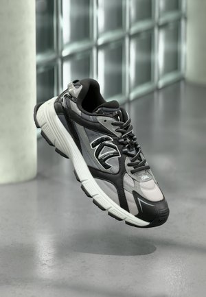 ORION SIDETRIM OVERLAY - Sportcipő - black/mid grey