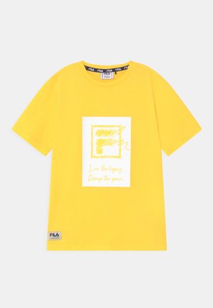 T-shirt gialla in cotone con maniche corte, caratterizzata da una grafica rettangolare bianca con testo e un logo stampato in nero e accenti gialli.