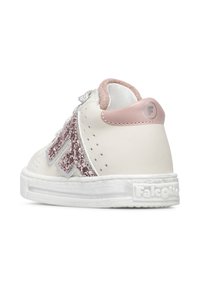 Sneaker bianco in pelle con accenti rosa, dettaglio laterale glitterato, punta tonda e suola in gomma bianca. Presenta il logo sul tallone e un design perforato.