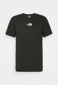 Camiseta negra de algodón con cuello redondo que presenta un logo blanco en la zona del pecho izquierdo, mangas cortas y dobladillo recto. Textura suave.