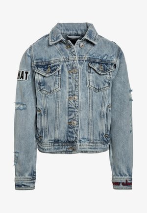 Lyseblå denimjakke med knaplukninger, slidte detaljer og to forlommer. Inkluderer sort og hvid broderet tekst på ærmet.