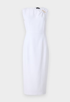 Weißes, figurbetontes Kleid mit hohem Halsausschnitt, kurzen Ärmeln und einem dekorativen goldenen Akzent an der Schulter. Aus glattem Stoff gefertigt, knielang.