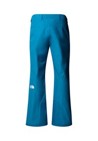 Pantaloni outdoor impermeabili blu con una vestibilità ampia, caratterizzati da un grande logo sul lato sinistro e cuciture rinforzate nelle giunture.