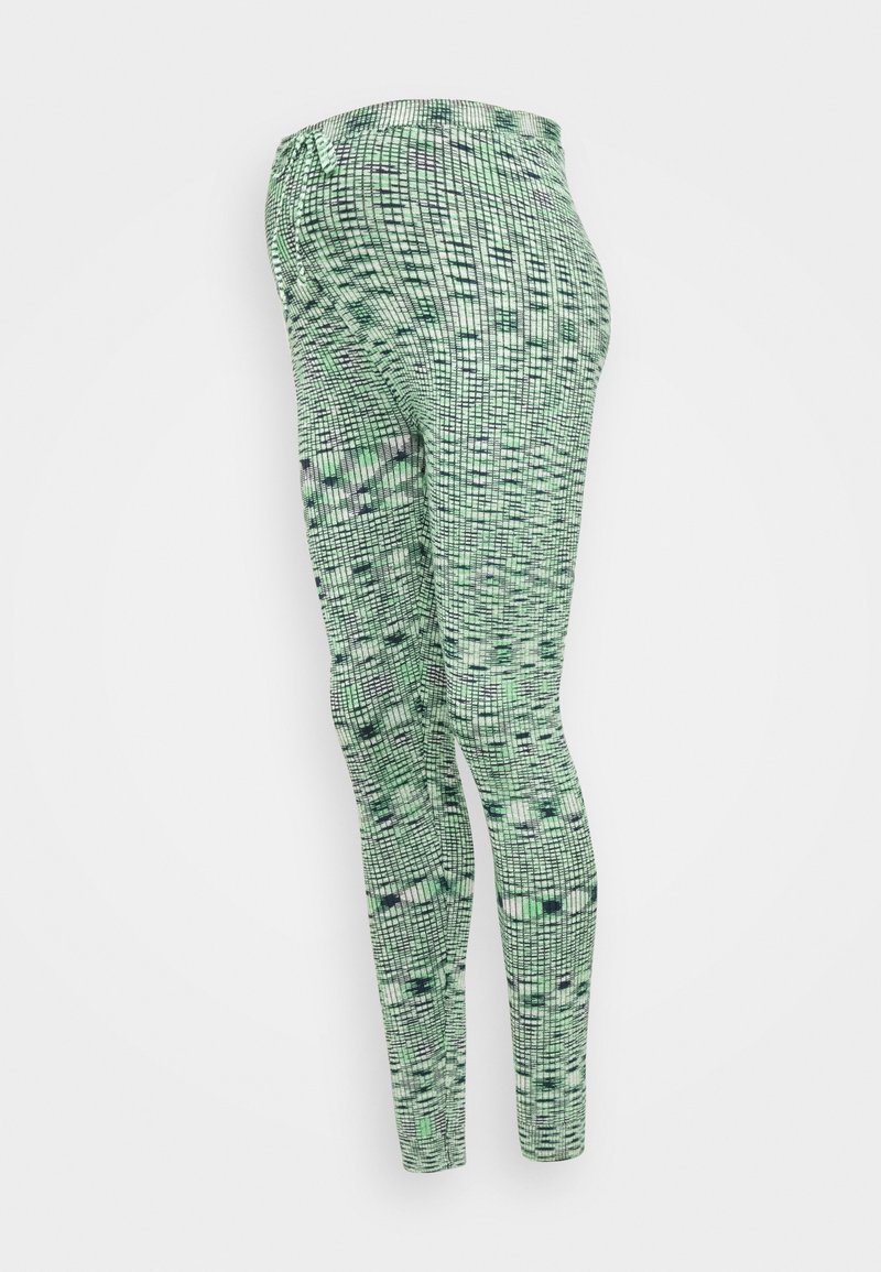 Leggings verdes estampados feitos de tecido elástico, apresentando um design em grade com diferentes tons de verde e preto.