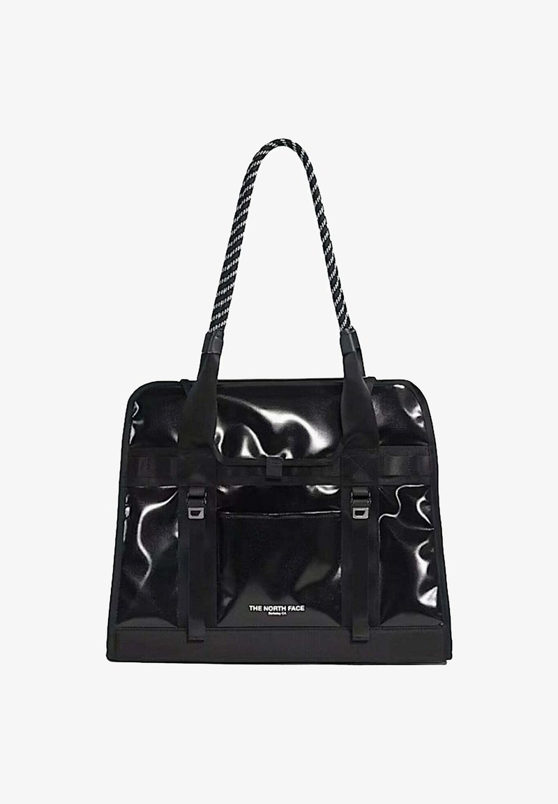 Borsa tote rettangolare nera e lucida con tasca frontale, doppie tracolle verticali e manici a spalla intrecciati in bianco e nero.