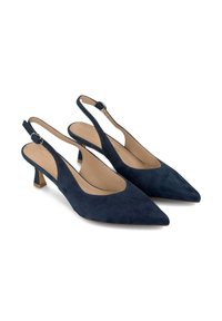 Décolleté in camoscio blu navy con punta affusolata, tacco a blocco piccolo e cinturino regolabile. Fodera interna liscia.