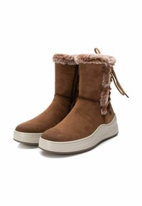 Stivaletti alla caviglia foderati in pelliccia marrone con una texture in suede morbida, design slip-on e suole in gomma di colore chiaro a contrasto. Presentano lacci laterali.