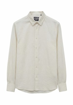 Camisa de color crema de manga larga con botones, cuello, tejido texturizado y etiqueta de la marca en el cuello.