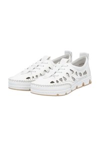 Chaussures en cuir blanc avec des découpes, bordure texturée et semelle en caoutchouc beige contrastante. Modèle à lacets avec des accents en boucle sur le dessus.