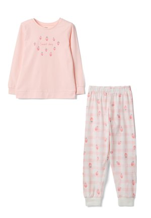 Lichtroze top met lange mouwen, bedrukt met de tekst "Sweet day" en aardbeien, gecombineerd met roze geruite broek met verspreide aardbeien.