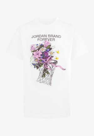Camiseta de algodón blanca con un gráfico de flores moradas y rosas en una red de baloncesto, con "JORDAN BRAND FOREVER" impreso arriba.