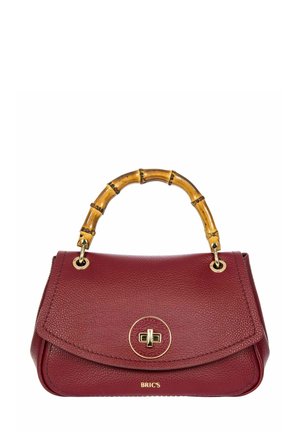 Sac à main en cuir bordeaux avec une forme arrondie, une poignée en bambou, des accessoires en or et un détail de fermeture circulaire. Finition texturée sur l'ensemble.