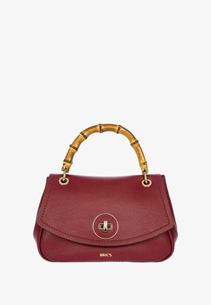 Sac à main en cuir bordeaux avec une forme arrondie, une poignée en bambou, des accessoires en or et un détail de fermeture circulaire. Finition texturée sur l'ensemble.