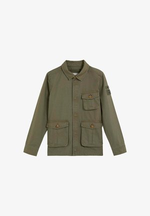Giacca verde oliva con maniche lunghe, colletto, chiusura frontale con bottoni, tre tasche con pattina e bottoni e una toppa sul braccio sinistro.