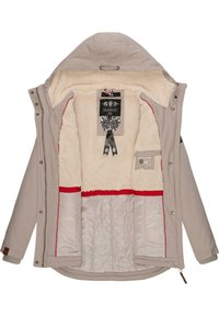 Beige jas met zachte, crèmekleurige fleece voering, rode accenten en een ritssluiting. Voorzien van een afneembare kap en diverse hardwaredetails.