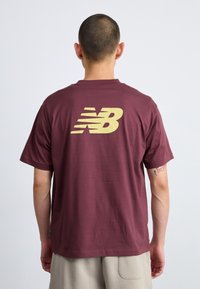 New Balance SPORT ESSENTIALS LOGO - Marškinėliai su spaudiniu - faded plum