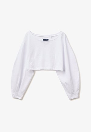 Witte cropped top met lange mouwen, brede halslijn en losse mouwen, weergegeven op een witte achtergrond.