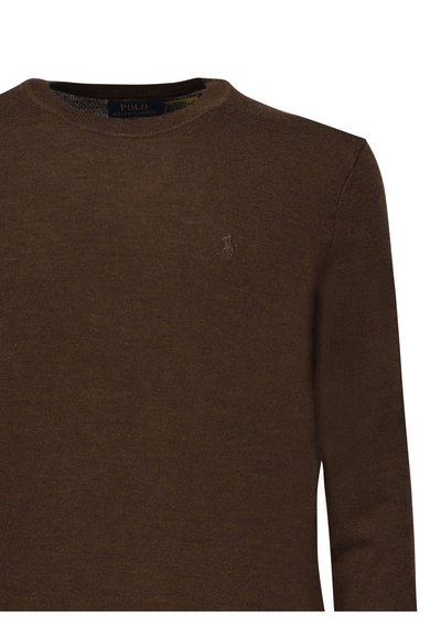 Bruin gebreid sweater met een ronde hals, voorzien van een klein, discreet logo op de linkerborst. Zachte textuur en geribde boorden.