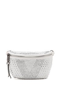 Bolso de mano con tachuelas plateadas, con un cuerpo de cuero blanco suave, cierre con cremallera y forma redondeada, presentando una superficie texturizada con acentos metálicos.