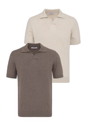 Twee polo's met korte mouwen, één beige en één bruine, met kragen en V-hals, weergegeven op een witte achtergrond.