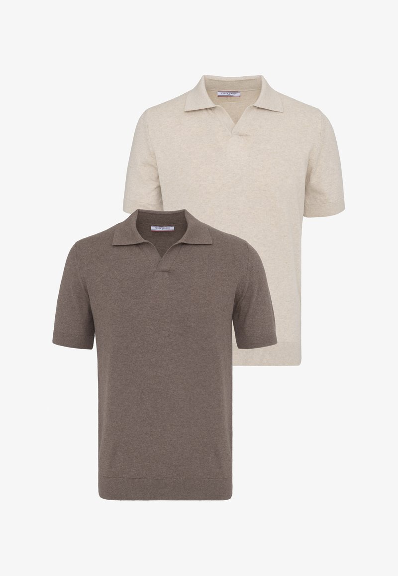 Deux polos à manches courtes, un beige et un marron, avec col et ouverture en V, présentés sur fond blanc.