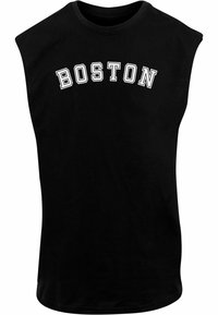 Juoda be rankovių marškinėliai su apvaliu kaklu, ant krūtinės turi žodį "BOSTON" baltomis, išlenktomis didžiosiomis raidėmis.