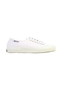 Baskets basses en toile blanche avec lacets blancs, semelle en caoutchouc et étiquette de la marque Superga sur le côté et à l'arrière.
