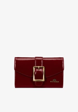 Rode patenten leren portemonnee met een gouden gesp accent, met een vouw-over klepontwerp en een reliëf merklogo rechtsonder.