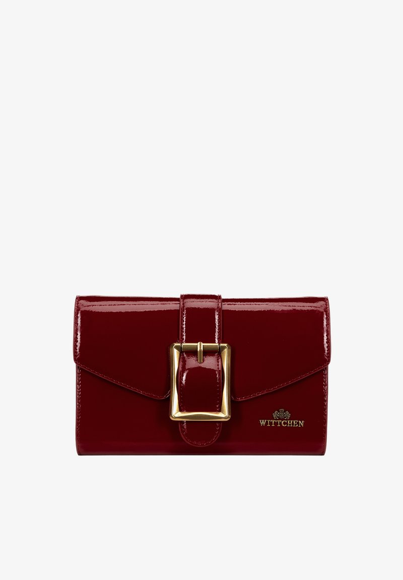 Červená lakovaná peněženka se zlatou přezkou, s designem sklápěcí klopy a embosovaným logem značky v pravém dolním rohu.