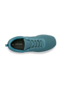 Chaussure de sport turquoise avec une tige en mesh respirant, des lacets ronds et un col rembourré. Elle dispose d'une semelle intérieure noire avec le logo "LASCANA" et d'une semelle blanche.