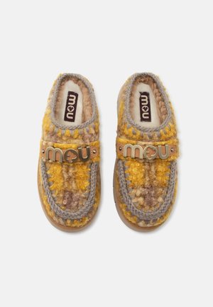 Gule og beige ternede uld slip-on tøfler med grå strikket kant og brun læderrem med "mou" metal logo på toppen.