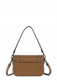 Bolso de hombro de piel marrón con un diseño estructurado, cierre de solapa y correa ajustable. Presenta un sutil logo de la marca en la parte frontal.