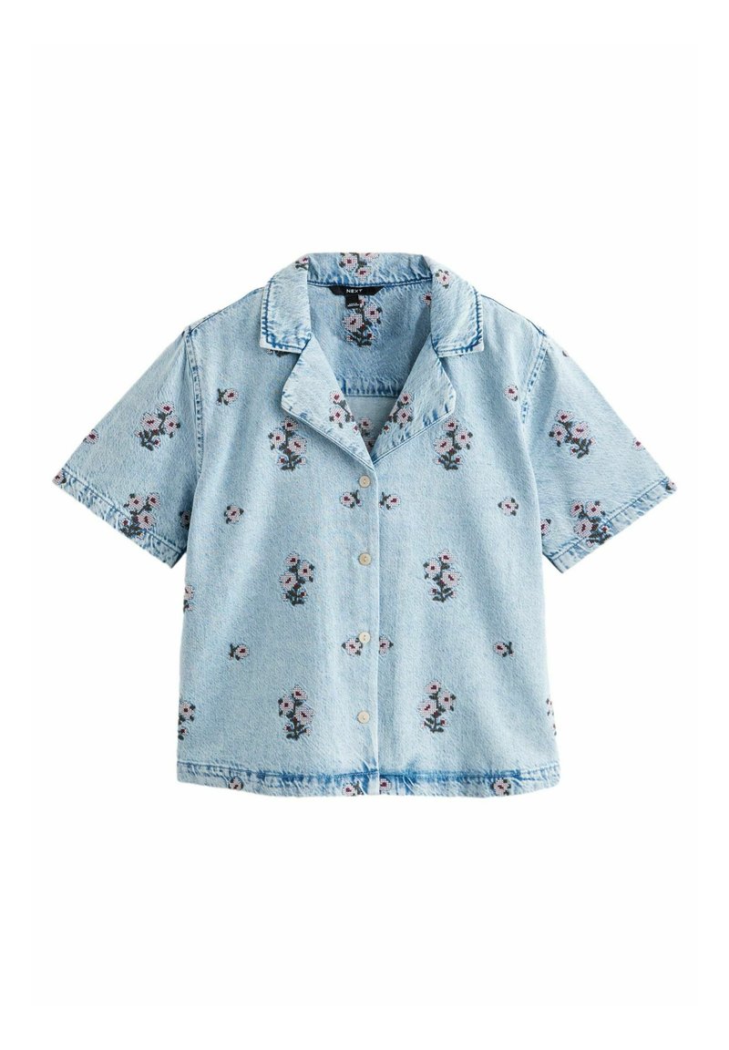 Cămașă din denim albastru deschis cu mânecă scurtă, decorată cu broderie florală în nuanțe de roz și verde. Textură moale, cu guler decupat și închidere cu nasturi.