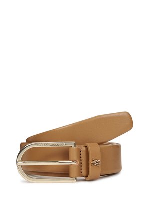 Ceinture en cuir couleur fauve enroulée avec une boucle dorée courbée et un petit logo doré décoratif sur la boucle de ceinture.