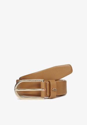 Ceinture en cuir couleur fauve enroulée avec une boucle dorée courbée et un petit logo doré décoratif sur la boucle de ceinture.